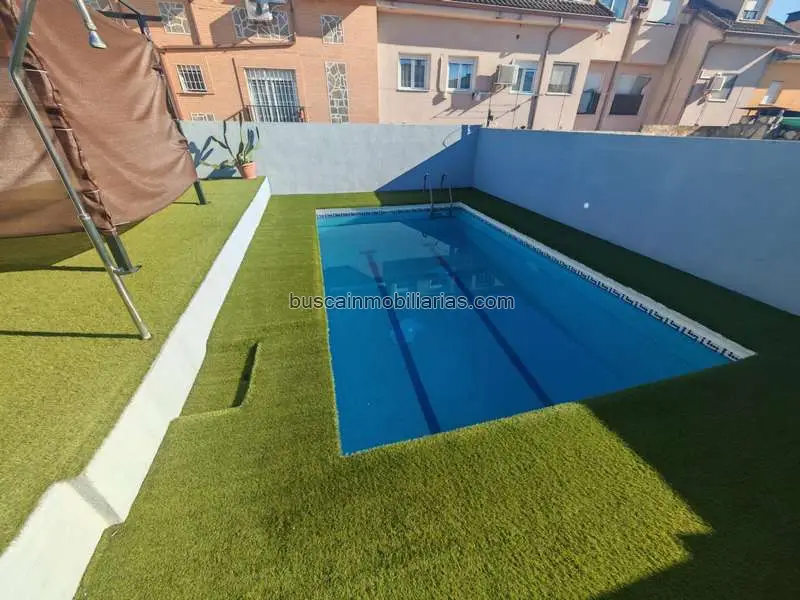 Chalet Adosado en Yeles con Piscina y Jardín Privado