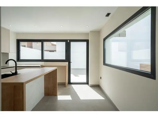 Casa en Armilla con Piscina y Acabados de Lujo