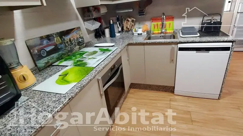 Apartamento en Primera Línea de Playa Reformado con Garaje y Terraza