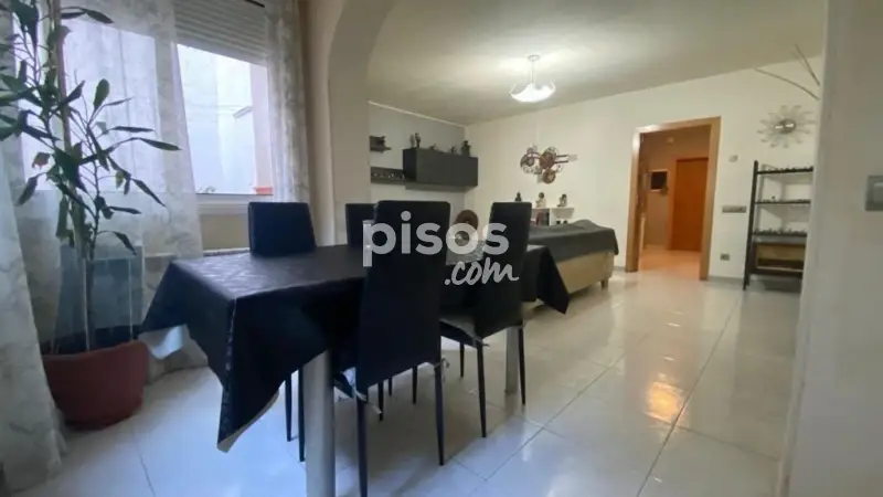 Piso en venta en Carrer d'Oms i de Prat ideal para inversores