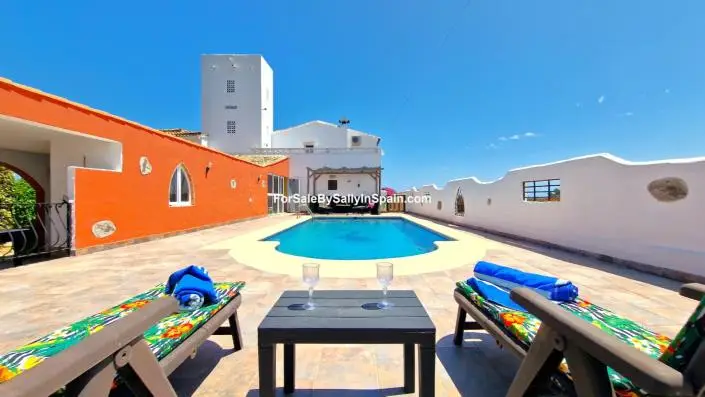 Finca de Lujo con 5 Dormitorios y Negocio en Venta