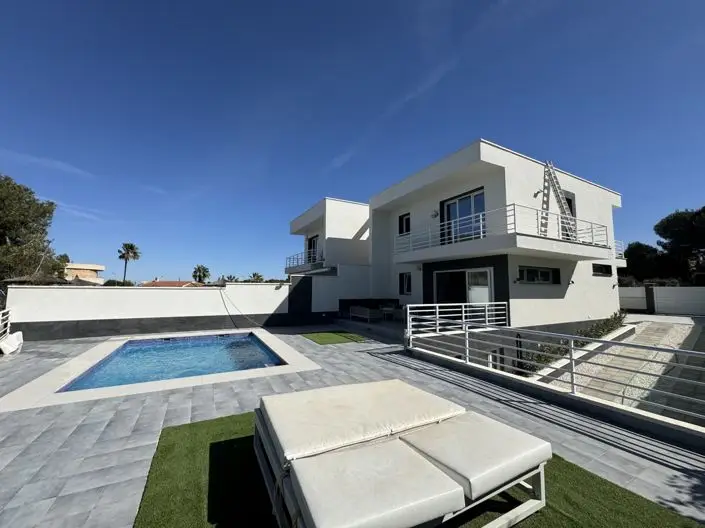 Villa de 4 Dormitorios en Venta Orihuela Costa