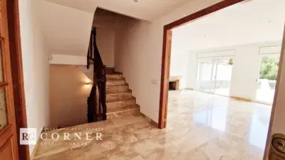 Casa Pareada con Piscina en Argentona