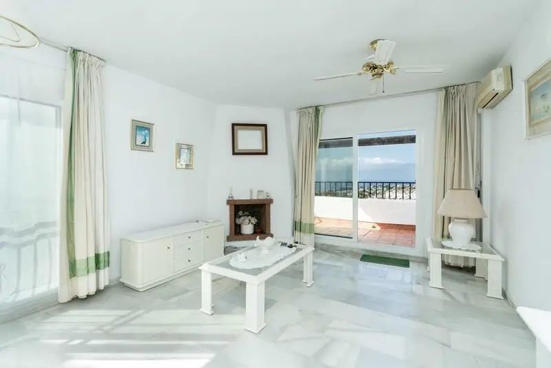 Apartamento en Venta Calahonda: Vistas al Mar y Golf