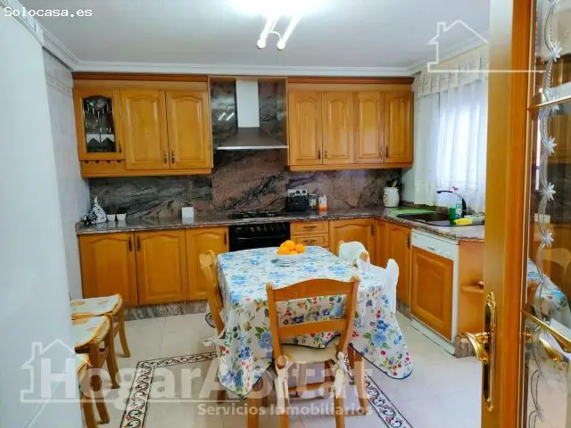 Casa con Local Comercial en Elche 6 Dormitorios 3 Balcones