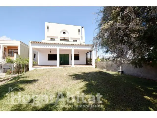 Chalet de Lujo Cerca de la Playa con Jardin y Garaje