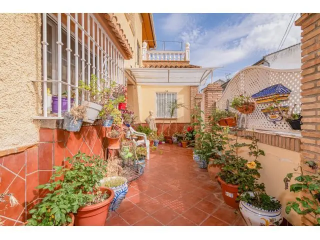 Chalet en Venta en Ogíjares Granada 5 Dormitorios Jardin 225m2