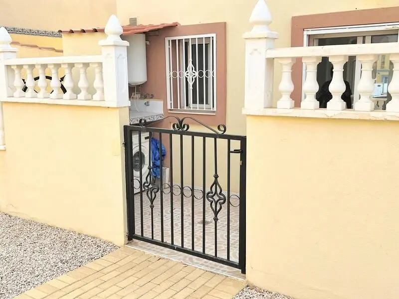 Adosado Reformado en La Zenia con 2 Dormitorios y Piscina