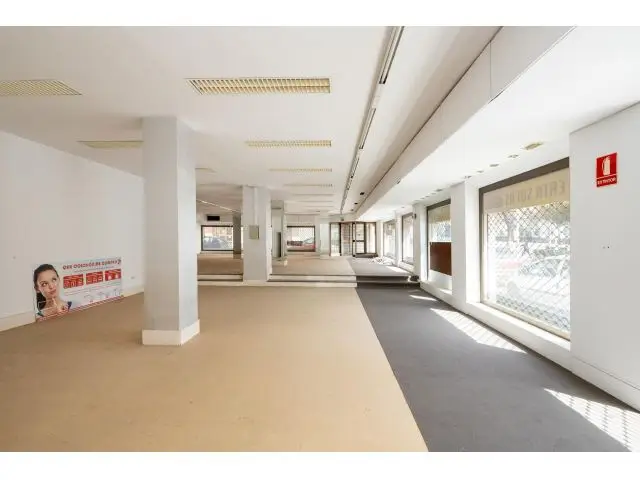 Local Comercial 260m2 La Chana Granada Amplio Luminoso