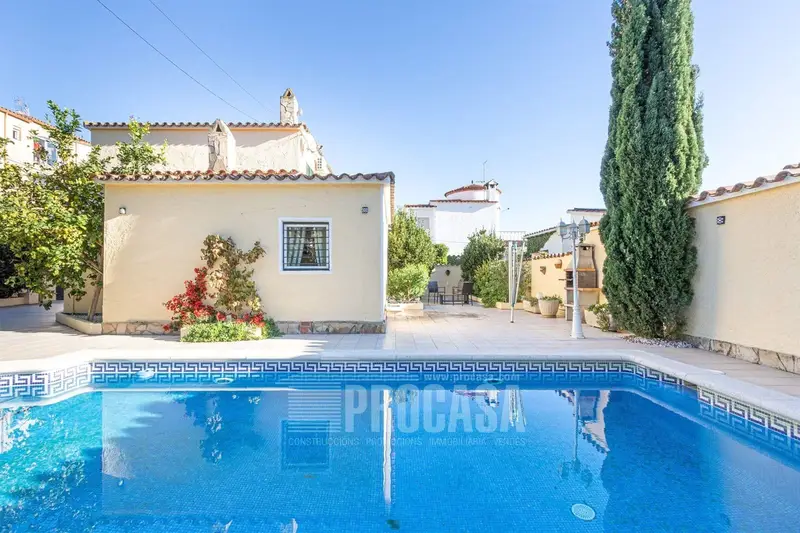 Chalet en Venta Empuriabrava con Piscina y Garaje