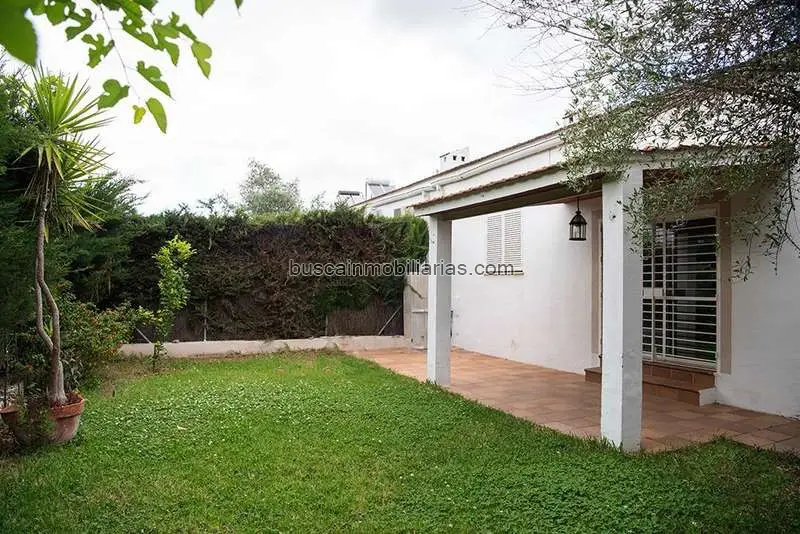 Casa Pareada en Espartinas con 4 Dormitorios y Piscina