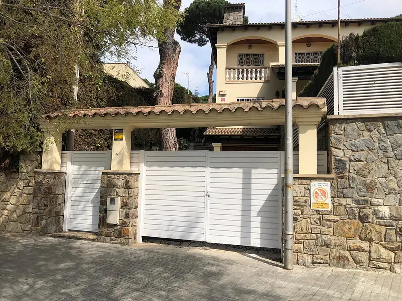 Casa en Alquiler Premia de Dalt 306m2 4 habitaciones Piscina Jardin