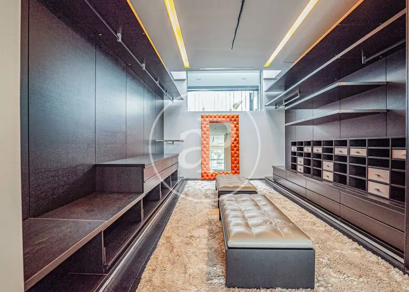 Casa en La Moraleja con 8 Dormitorios y Piscina