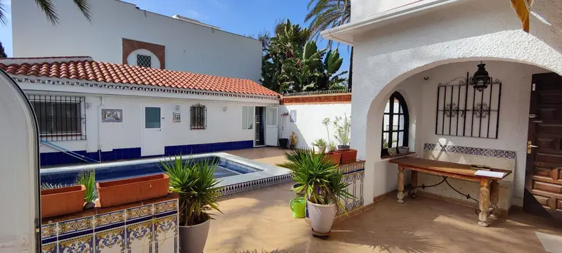 Chalet en Marbella Segunda Linea de Playa con Piscina Privada