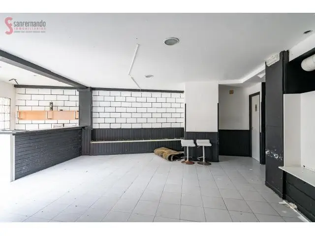 Local Comercial con Doble Entrada: Ideal Viviendas o Negocio