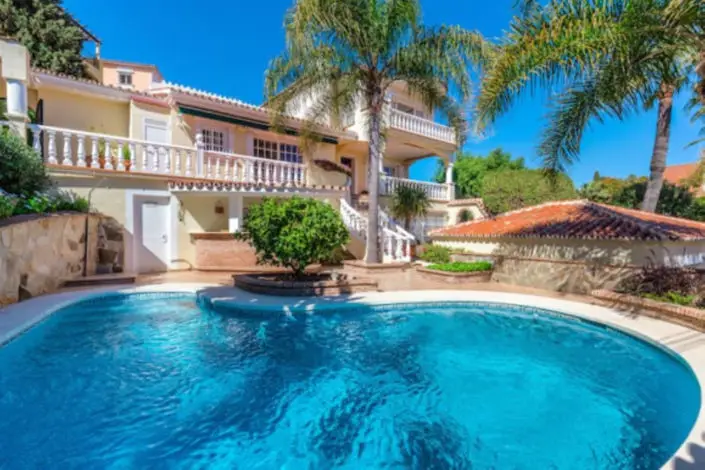 Villa 5 Dormitorios Nueva Andalucía Costa del Sol