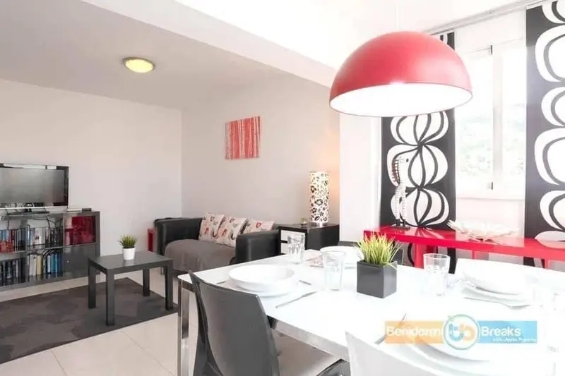 Apartamento en Benidorm con Vistas al Mar y Piscina