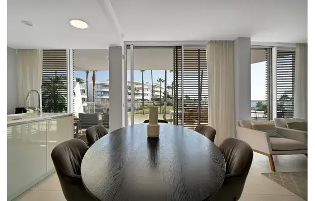 Apartamento de Lujo en Primera Línea de Mar en Estepona
