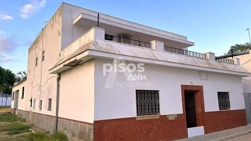 Chalet en Venta Lebrija: Dos Plantas, Nave y Terraza