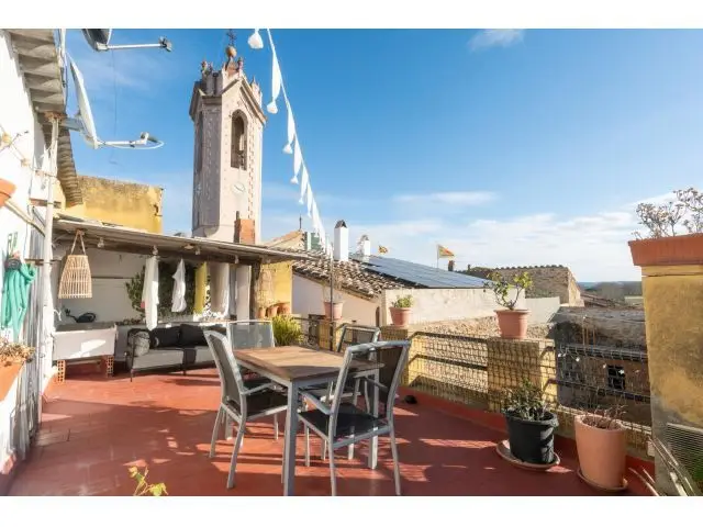 Casa en el Centro de Verges con 4 Habitaciones y Terraza