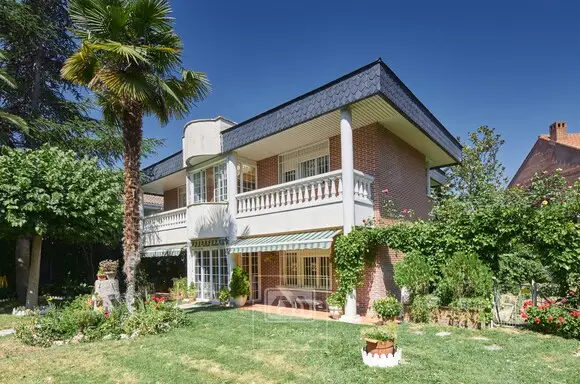 Chalet de Lujo en Tres Olivos con Piscina Privada
