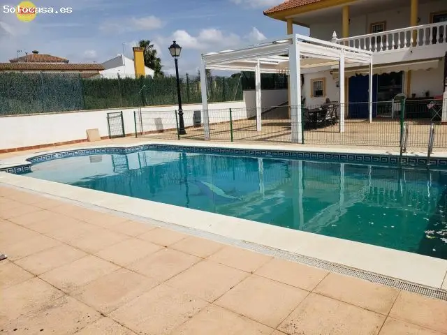 Chalet en Pinares de Lepe con Piscina y 6 Habitaciones
