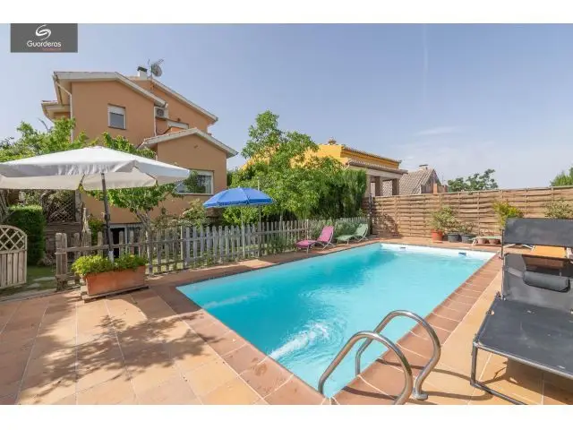 Chalet independiente con piscina en Cumbres Verdes La Zubia
