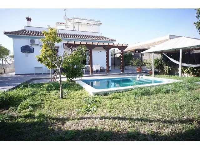 Chalet en Alquiler Chipiona 2 Dormitorios Piscina Privada