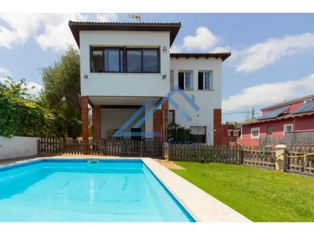 Casa Espaciosa en Piera con Piscina y 5 Habitaciones Dobles