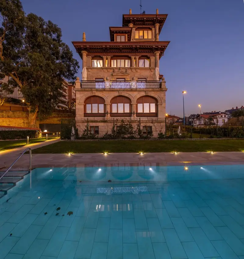 Palacio reformado en Neguri con vistas al mar y jardín privado