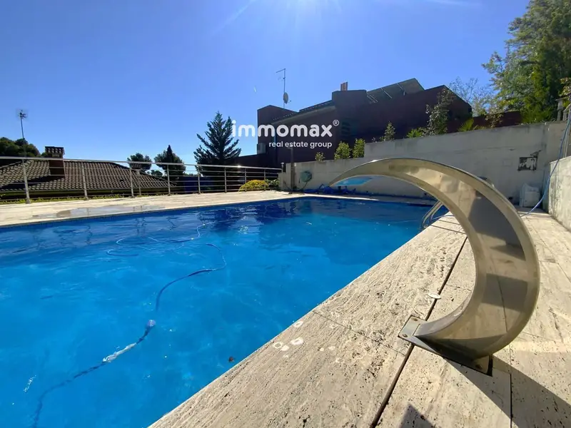 Chalet en Castelldefels con Piscina y Garaje para 3 Coches