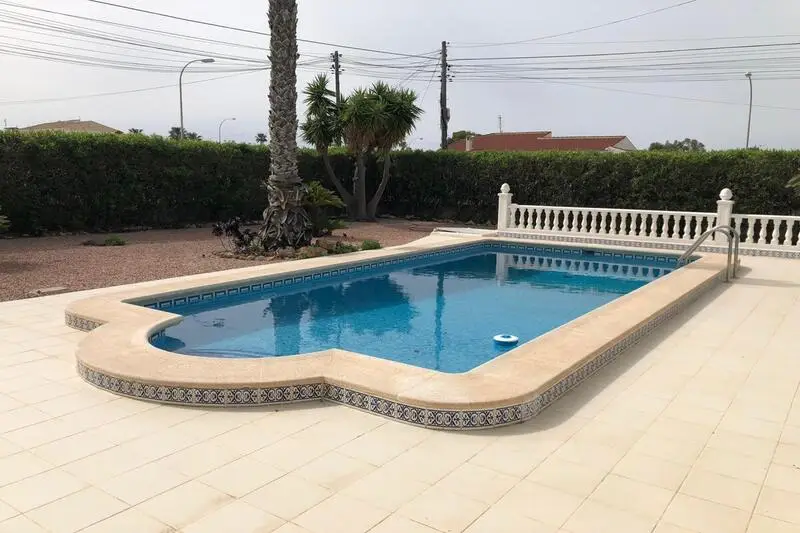Chalet Independiente con Piscina en Torrevieja