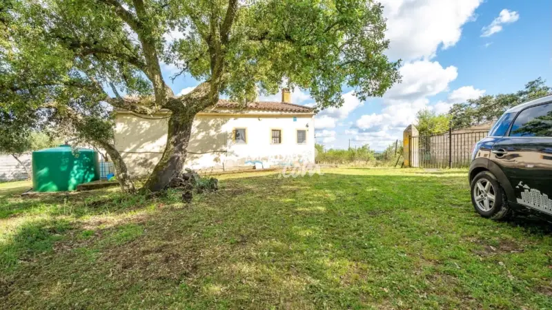 Finca Rústica en Arroyo de la Luz 2700m² con Casa de 102m²