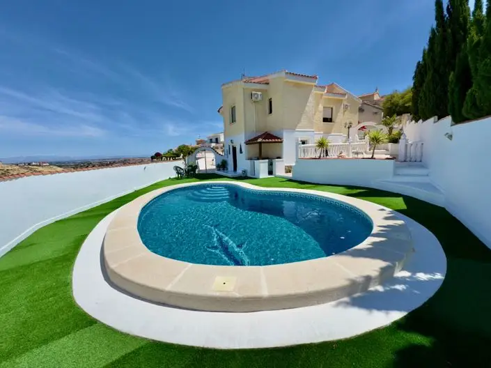 Villa de Lujo Accesible en Venta: 5 Dormitorios, Piscina y Vistas al Golf