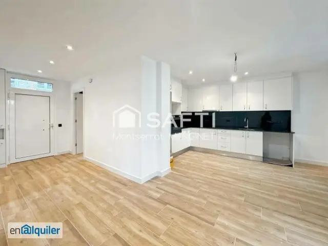 Planta Baja Reformada con Patio Privado en Cal Bassacs