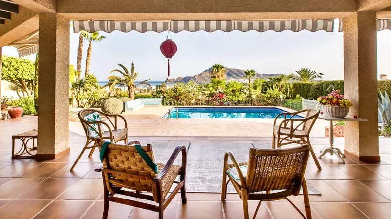 Chalet en Venta en Altea: Villa Mediterránea con Piscina y Pista de Tenis