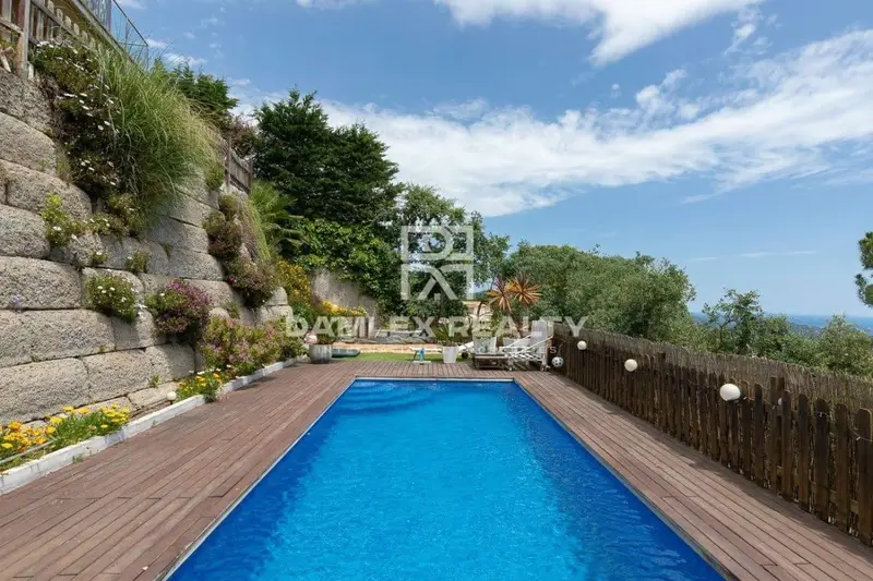 Chalet en Serra Brava con Vistas al Mar y Piscina