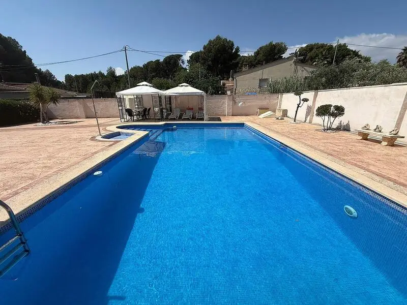 Casa de Campo con 5 Dormitorios y Piscina en Castalla