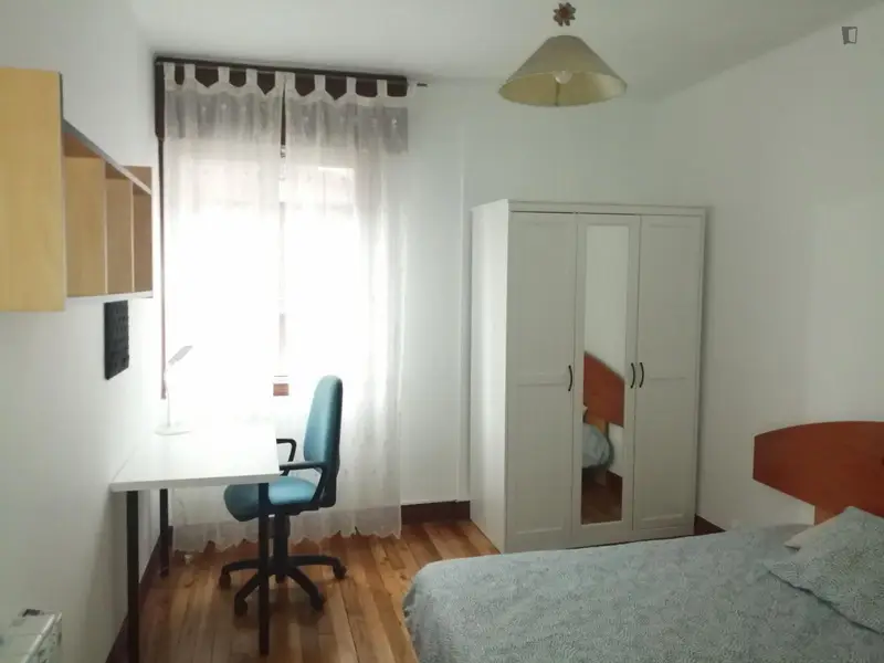 Habitación individual en un piso de 3 habitaciones