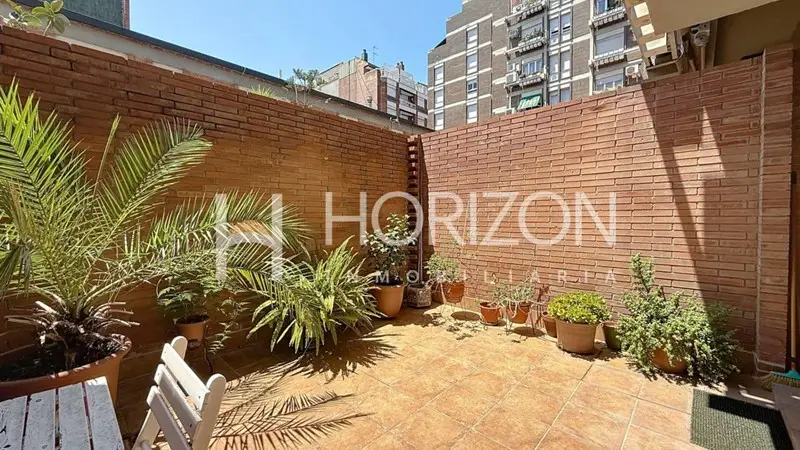 Oficina con Terraza en Edificio con Portero Junto a Plaza Universitat