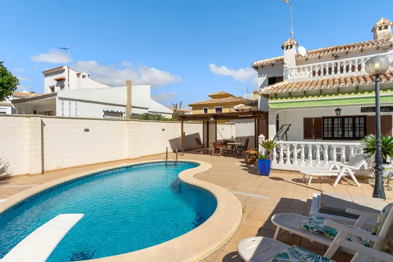 Chalet en Cabo Roig Orihuela Costa con Patio y Piscina