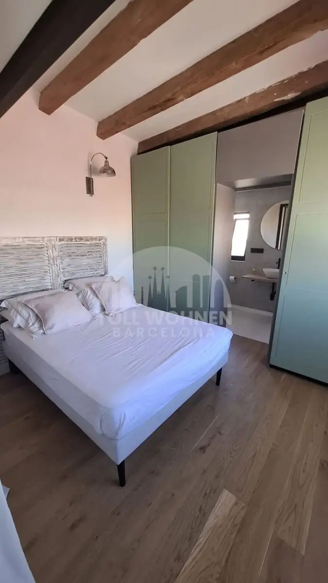 Ático en Venta en el Raval Barcelona con Terraza y Posibilidad de Expansión