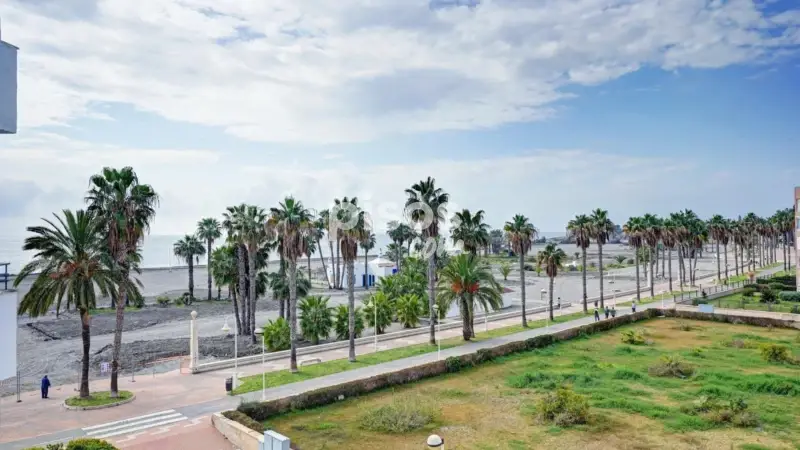 Piso en Playa Granada con Vistas al Mar y 2 Plazas de Aparcamiento