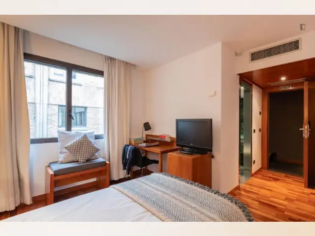 Habitaci	ón Individual con Ba	ño Privado en Residencia de Pamplona