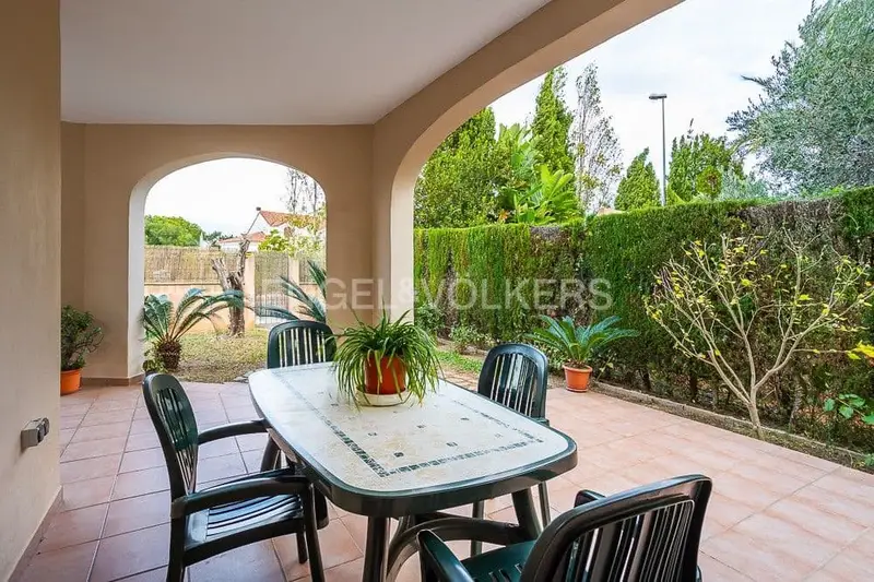 Chalet en Oliva Nova cerca de la playa con piscina y garaje