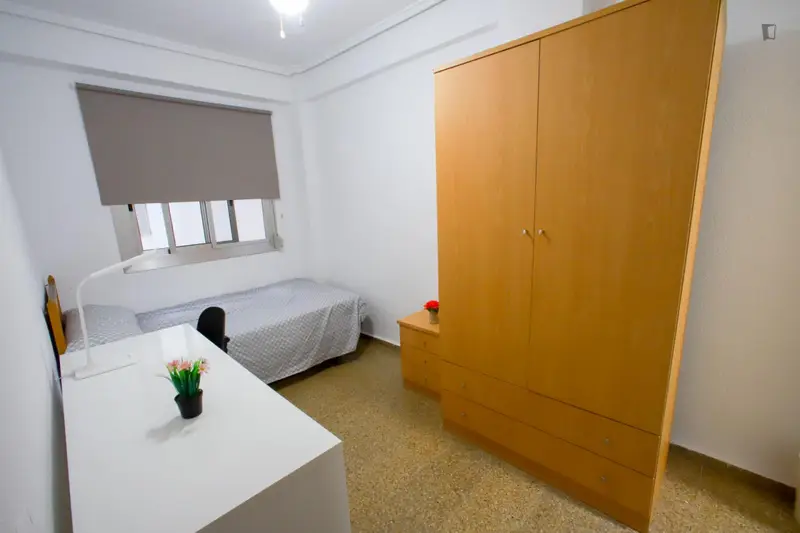 Habitacion individual con bano privado en piso compartido