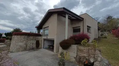 Casa Moderna con Piscina y Gran Terreno en Venta
