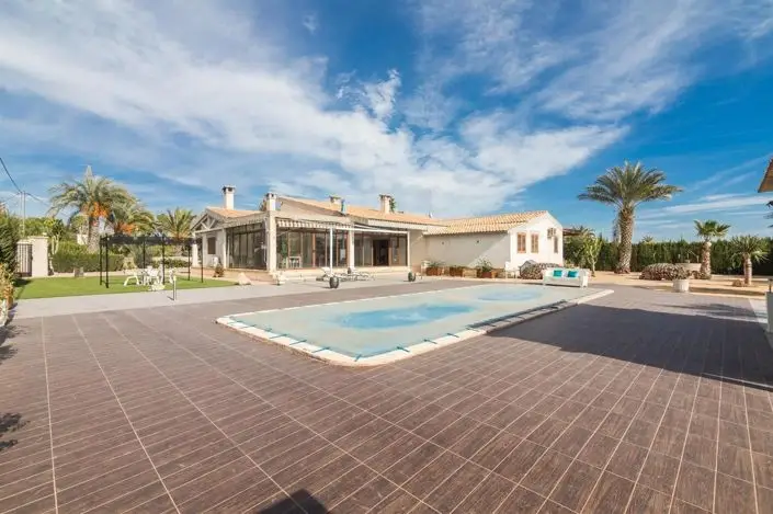 Villa de Lujo en Elche 4 Dormitorios Piscina Barbacoa