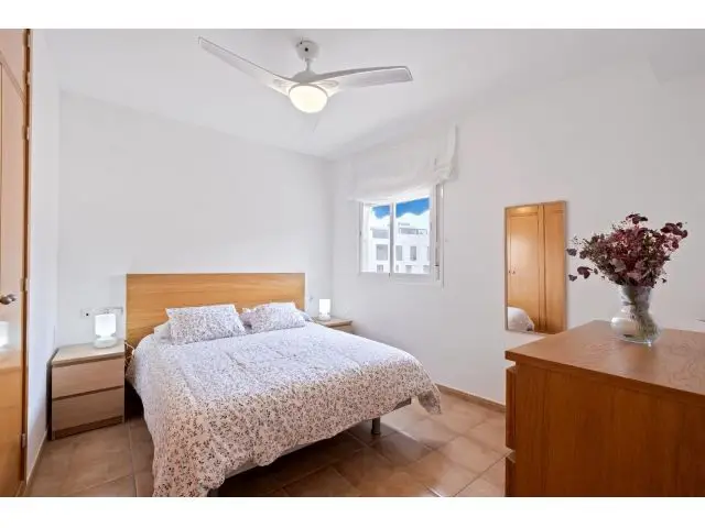 Apartamento en Torrox Costa con Vistas al Mar y Piscina