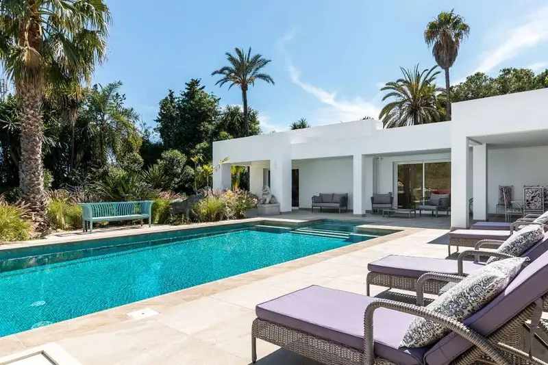 Villa de Lujo en Estepona 5 Dormitorios Piscina y Tenis
